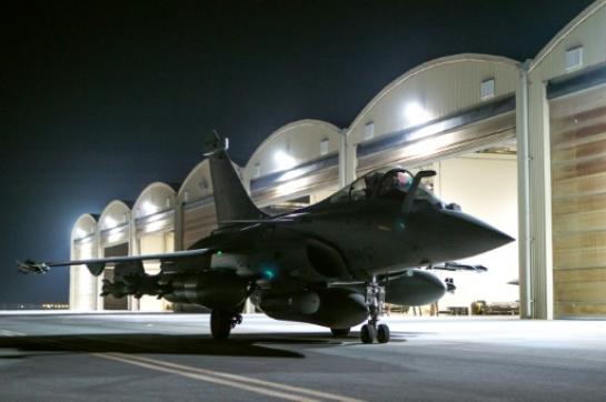 Attentats à Paris: la France bombarde le fief d’EI en Syrie Attentats à Paris: la France bombarde le fief d’EI en Syrie