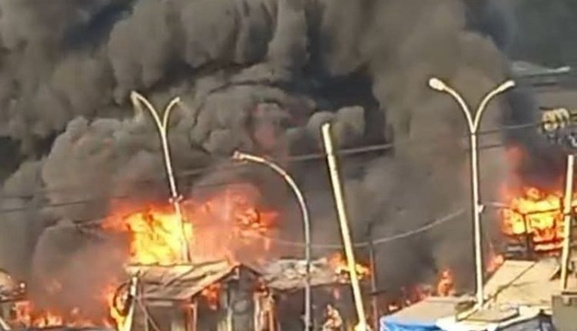 Urgent/Conakry : un énorme incendie signalé au marché Madina