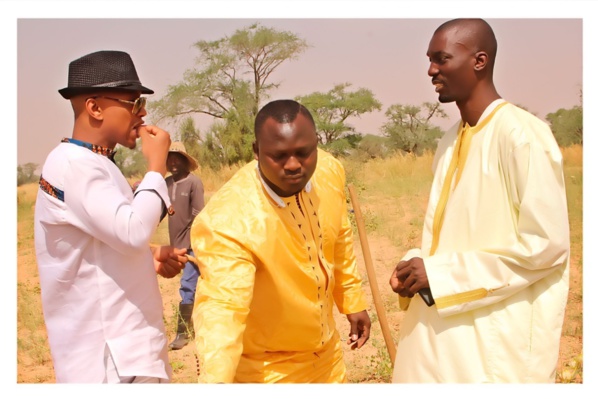 EXCLUSIF DAKARPOSTE!   L'international de foot, Elhaj Diouf et le lutteur Modou Lo filmés dans les champs du marabout Serigne Ahma Mbacké