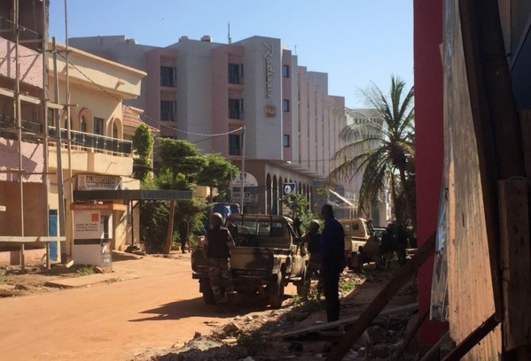 Prise d'otages à l'hôtel Radisson de Bamako, assaut en cours Prise d'otages à l'hôtel Radisson de Bamako, assaut en cours