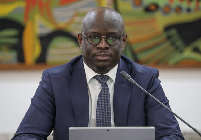 Crise financière au Sénégal / Cheikh Diba à Paris pour demander de l’aide : Le ministère des finances précise… Crise financière au Sénégal / Cheikh Diba à Paris pour demander de l’aide : Le ministère des finances précise…