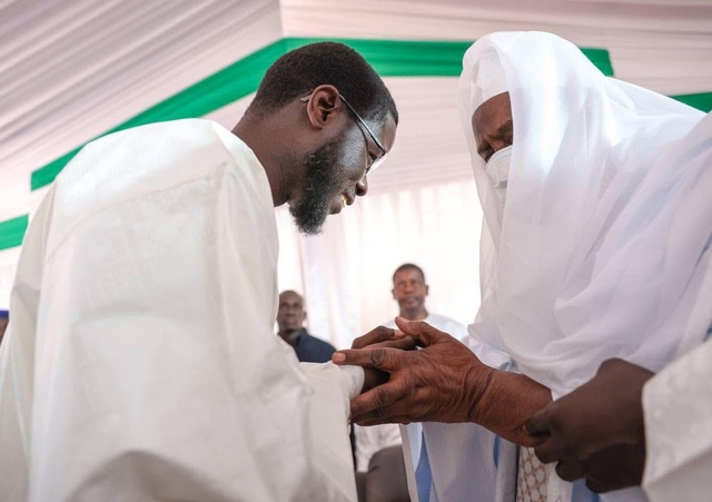 "Ziar" du chef du Pr Diomaye auprès du Khalif général de la famille omarienne "Ziar" du chef du Pr Diomaye auprès du Khalif général de la famille omarienne