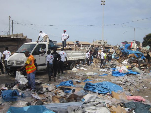 EXCLUSIF DAKARPOSTE!                                                  Après plusieurs sommations, le maire des HLM a finalement déguerpi les marchands établis aux alentours du marché EXCLUSIF DAKARPOSTE!                                                  Après plusieurs sommations, le maire des HLM a finalement déguerpi les marchands établis aux alentours du marché