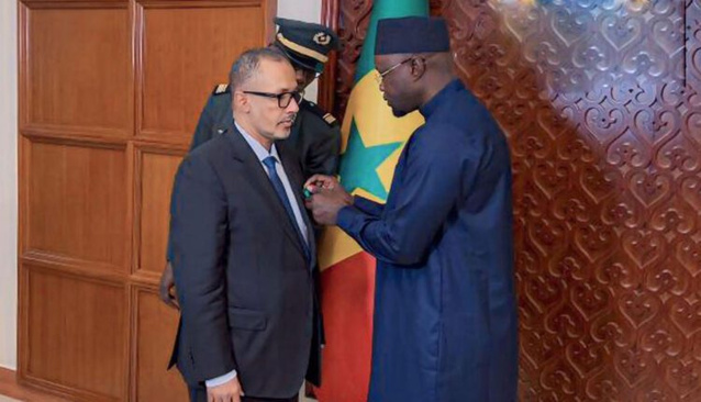 Le Premier ministre sénégalais décerne décore le Président du patronat mauritanien de l’ordre de Commandeur de l’Ordre au nom du Président de la République du Sénégal Le Premier ministre sénégalais décerne décore le Président du patronat mauritanien de l’ordre de Commandeur de l’Ordre au nom du Président de la République du Sénégal