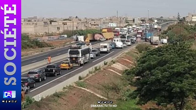 Accident sur l'autoroute à Péage (Keur Mbaye Fall) : Un bouchon de plus de 3 km constaté, l'axe Rufisque-Dakar fortement impacté Accident sur l'autoroute à Péage (Keur Mbaye Fall) : Un bouchon de plus de 3 km constaté, l'axe Rufisque-Dakar fortement impacté