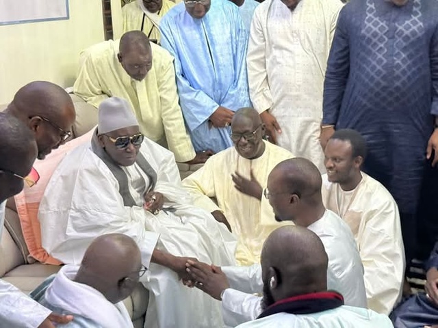 Retour en images sur la visite du Premier Ministre, Ousmane SONKO,  à Touba, notamment chez son ...guide Serigne Cheikh Saliou Mbacké