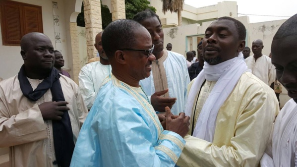 Kader Ndiaye, l'homme de confiance de Cheikh Amar (en jaune) saluant chaleureusement l'ancien patron de la Diplomatie Sénégalaise, Madické Niang devant Mame Goor et "Mini Car" (derrière avec l'écharpe noir)