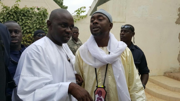 Samuel Sarr en blanc, en vrai talibé chez son défunt marabout Serigne Saliou Mbacké retrouvant son frère et ami Kader Ndiaye