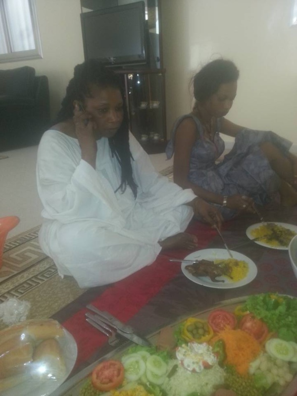 La bonne dame et sa fille en train de déjeuner; le téléphone constamment scotché à l'oreille. Nous osons pas croire qu'elle fait de la voyance à distance en ce jour du Magal. A moins que... La bonne dame et sa fille en train de déjeuner; le téléphone constamment scotché à l'oreille. Nous osons pas croire qu'elle fait de la voyance à distance en ce jour du Magal. A moins que...