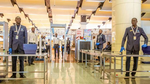 AIBD: des passagers en colère tentent de bloquer l’accès d’embarquement