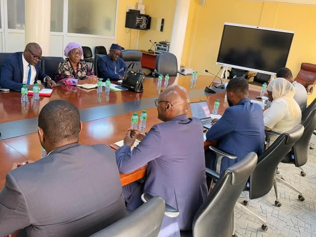 Les dessous de l'audience entre le Ministre du Travail, de l'Emploi et des Relations avec les Institutions, Abass Fall, et les secrétaires généraux des principales Centrales syndicales Les dessous de l'audience entre le Ministre du Travail, de l'Emploi et des Relations avec les Institutions, Abass Fall, et les secrétaires généraux des principales Centrales syndicales