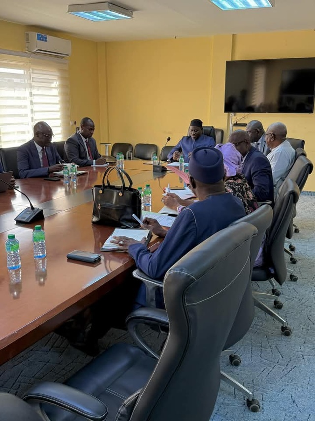 Les dessous de l'audience entre le Ministre du Travail, de l'Emploi et des Relations avec les Institutions, Abass Fall, et les secrétaires généraux des principales Centrales syndicales Les dessous de l'audience entre le Ministre du Travail, de l'Emploi et des Relations avec les Institutions, Abass Fall, et les secrétaires généraux des principales Centrales syndicales