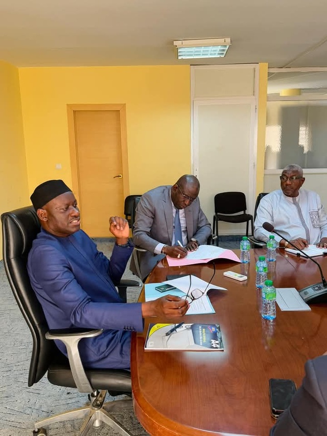 Les dessous de l'audience entre le Ministre du Travail, de l'Emploi et des Relations avec les Institutions, Abass Fall, et les secrétaires généraux des principales Centrales syndicales Les dessous de l'audience entre le Ministre du Travail, de l'Emploi et des Relations avec les Institutions, Abass Fall, et les secrétaires généraux des principales Centrales syndicales