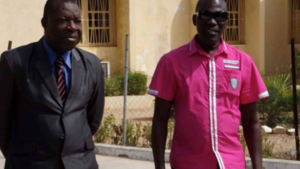 Guissé Pène en chemise rose avec monture noire posant avec feu le Pr Sankhare Guissé Pène en chemise rose avec monture noire posant avec feu le Pr Sankhare