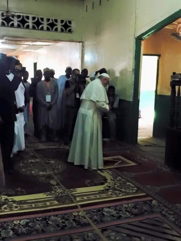 Le Pape dans une mosquée lors de sa visite à Bangui Le Pape dans une mosquée lors de sa visite à Bangui