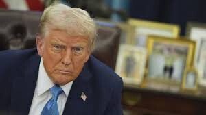Trump impose des droits de douane au Canada, au Mexique et à la Chine, avec une hausse d'inflation et une guerre commerciale en perspective Trump impose des droits de douane au Canada, au Mexique et à la Chine, avec une hausse d'inflation et une guerre commerciale en perspective