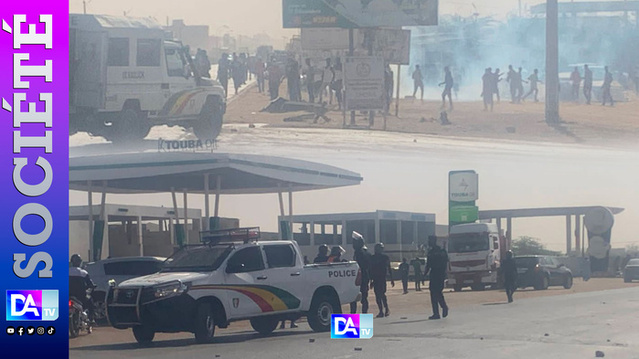 Kaolack : Les étudiants de l’USSEIN en colère bloquent la route nationale Kaolack : Les étudiants de l’USSEIN en colère bloquent la route nationale