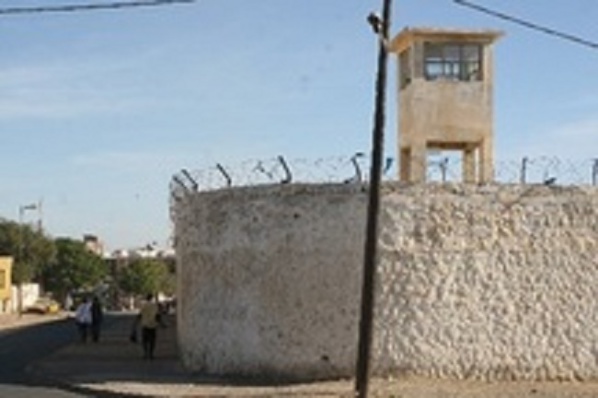 EXCLUSIF DAKARPOSTE!  Modou "Jinné" s'est encore taillé de la prison de Rebeuss; le film de son évasion inédite EXCLUSIF DAKARPOSTE!  Modou "Jinné" s'est encore taillé de la prison de Rebeuss; le film de son évasion inédite