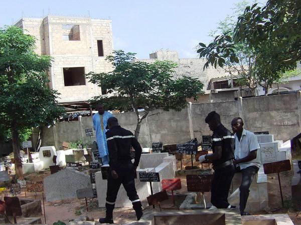 Cimetière de Pikine : Les enquêteurs saisissent les téléphones des fossoyeurs Gningue et Niasse Cimetière de Pikine : Les enquêteurs saisissent les téléphones des fossoyeurs Gningue et Niasse