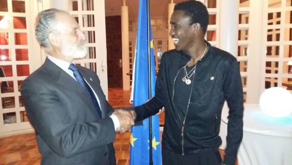 Quelques heures avant son concert sur la place de l'Obélisque, Waly Seck reçu par l'ambassadeur de l'Union Européenne pour...