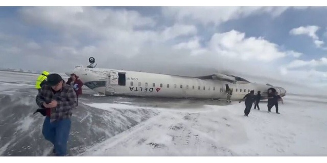 Accident d'avion à Toronto : au moins 15 blessés dont trois dans un état critique Accident d'avion à Toronto : au moins 15 blessés dont trois dans un état critique