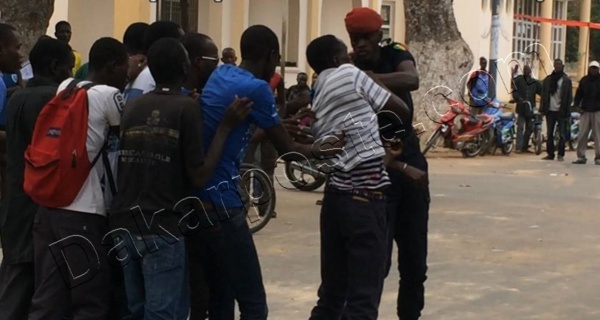 Ce policier se bat avec des aveugles Ce policier se bat avec des aveugles