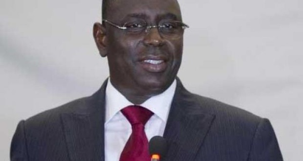 Macky a mis "Le Monde" à l'envers et ...rit sous cape Macky a mis "Le Monde" à l'envers et ...rit sous cape