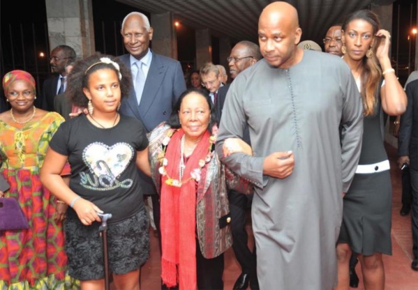 L'ancien Pr et Mme ici accueilli par l'un de ses fils (Habib Diouf en tenue traditionnelle). On reconnait derrière "Bib", sa soeur Yacine Diouf (se tenant les cheveux) L'ancien Pr et Mme ici accueilli par l'un de ses fils (Habib Diouf en tenue traditionnelle). On reconnait derrière "Bib", sa soeur Yacine Diouf (se tenant les cheveux)