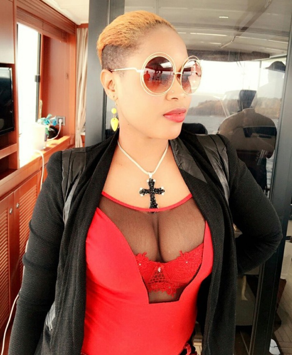 GuiGui toute rayonnante lors d’une croisière sur la méditerranée, souhaite un joyeux Noël à ses fans GuiGui toute rayonnante lors d’une croisière sur la méditerranée, souhaite un joyeux Noël à ses fans