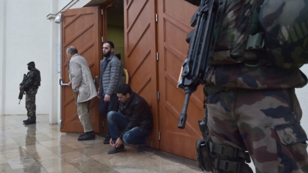 Une voiture fonce sur des militaires devant la grande mosquée de Valence (France) Une voiture fonce sur des militaires devant la grande mosquée de Valence (France)