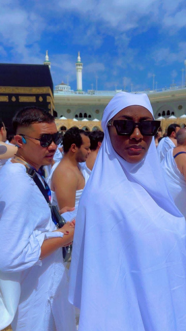 L'épouse du Premier ministre, Mme Sonko Anna Diamanka, à la Mecque pour accomplir la Oumra L'épouse du Premier ministre, Mme Sonko Anna Diamanka, à la Mecque pour accomplir la Oumra