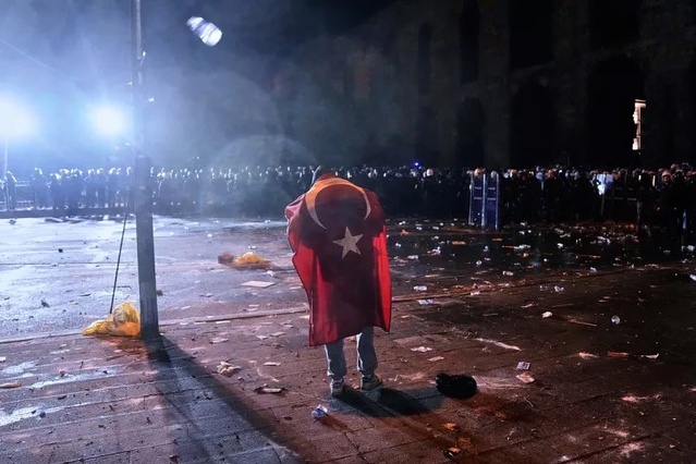Turquie : un juge ordonne "l'incarcération pour corruption" du maire d'opposition d'Istanbul Turquie : un juge ordonne "l'incarcération pour corruption" du maire d'opposition d'Istanbul