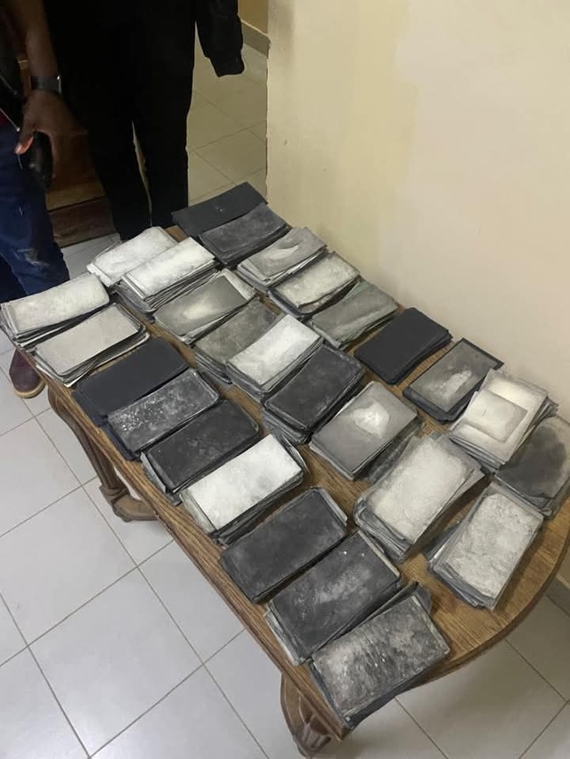 Saly- Des billets noirs d’une valeur de quatre milliards trois cents millions (4.300.000.000 frs) cfa saisis sur une dame Saly- Des billets noirs d’une valeur de quatre milliards trois cents millions (4.300.000.000 frs) cfa saisis sur une dame