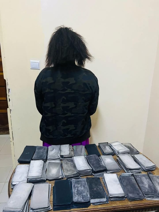 Saly- Des billets noirs d’une valeur de quatre milliards trois cents millions (4.300.000.000 frs) cfa saisis sur une dame Saly- Des billets noirs d’une valeur de quatre milliards trois cents millions (4.300.000.000 frs) cfa saisis sur une dame