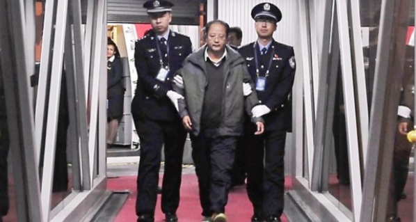 Vivant caché à Conakry, l’un des fugitifs les plus recherchés de la Chine a été rapatrié Vivant caché à Conakry, l’un des fugitifs les plus recherchés de la Chine a été rapatrié