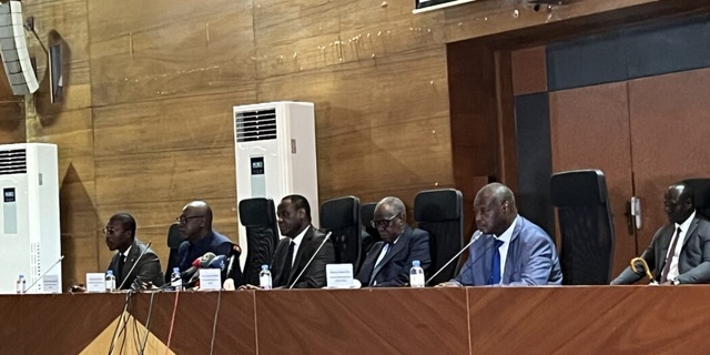 Un homme d’affaires cautionne 1 milliard CFA et sa voiture de luxeUn homme d’affaires cautionne 1 milliard CFA et sa voiture de luxe Un homme d’affaires cautionne 1 milliard CFA et sa voiture de luxeUn homme d’affaires cautionne 1 milliard CFA et sa voiture de luxe