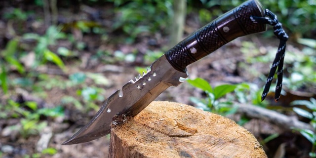 Le maçon tranche la gorge de son père Le maçon tranche la gorge de son père