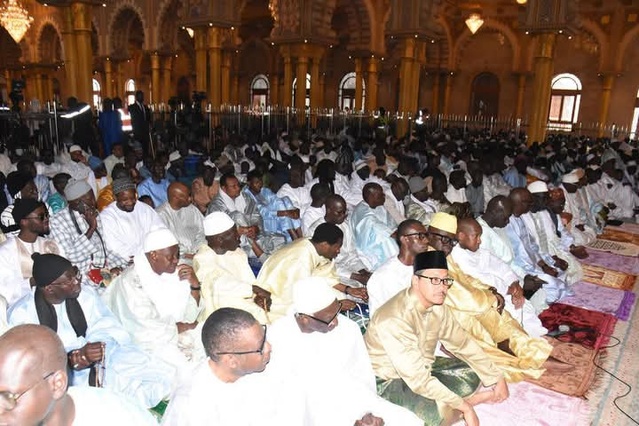 Retour en images sur la prière de la Korité à la Grande Mosquée Massalikul Jinaan de Dakar, dirigée par l'Imam Serigne Moustapha Mbacké Abdou Khadr. Photos : Assane Sow, Le Soleil Retour en images sur la prière de la Korité à la Grande Mosquée Massalikul Jinaan de Dakar, dirigée par l'Imam Serigne Moustapha Mbacké Abdou Khadr. Photos : Assane Sow, Le Soleil
