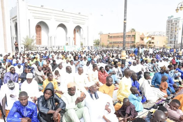 Retour en images sur la prière de la Korité à la Grande Mosquée Massalikul Jinaan de Dakar, dirigée par l'Imam Serigne Moustapha Mbacké Abdou Khadr. Photos : Assane Sow, Le Soleil Retour en images sur la prière de la Korité à la Grande Mosquée Massalikul Jinaan de Dakar, dirigée par l'Imam Serigne Moustapha Mbacké Abdou Khadr. Photos : Assane Sow, Le Soleil