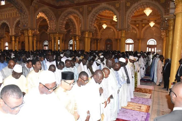 Retour en images sur la prière de la Korité à la Grande Mosquée Massalikul Jinaan de Dakar, dirigée par l'Imam Serigne Moustapha Mbacké Abdou Khadr. Photos : Assane Sow, Le Soleil Retour en images sur la prière de la Korité à la Grande Mosquée Massalikul Jinaan de Dakar, dirigée par l'Imam Serigne Moustapha Mbacké Abdou Khadr. Photos : Assane Sow, Le Soleil