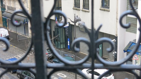 Un homme muni d'une ceinture d'explosifs abattu devant un commissariat à Paris