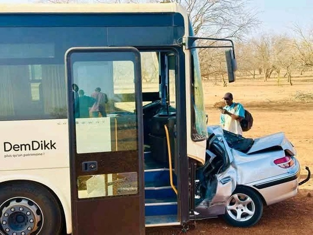 Accident de la route sur l'axe Linguère - Matam : une c0llision entre un Bus Sénégal Dem Dikk et  un véhicule Peugeot  406 fait 5 morts et deux blessés. 
