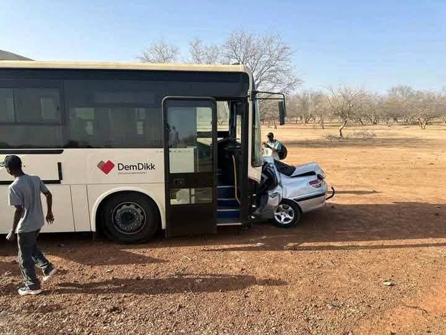 Accident de la route sur l'axe Linguère - Matam : une c0llision entre un Bus Sénégal Dem Dikk et  un véhicule Peugeot  406 fait 5 morts et deux blessés. 