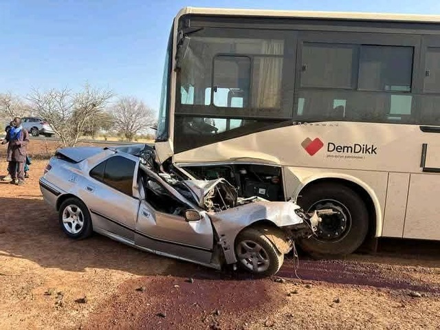 Accident de la route sur l'axe Linguère - Matam : une c0llision entre un Bus Sénégal Dem Dikk et  un véhicule Peugeot  406 fait 5 morts et deux blessés. 