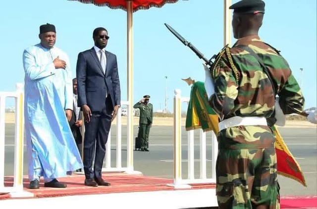 Le président de la Gambie , Adama Barrow est arrivé à Dakar avant la célébration du 65e anniversaire de l'indépendance du Sénégal