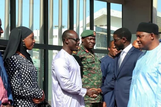 Le président de la Gambie , Adama Barrow est arrivé à Dakar avant la célébration du 65e anniversaire de l'indépendance du Sénégal Le président de la Gambie , Adama Barrow est arrivé à Dakar avant la célébration du 65e anniversaire de l'indépendance du Sénégal