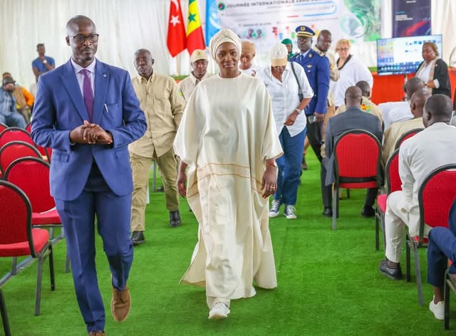 Édition 2025 de la Journée Internationale Zéro Déchets- La première dame, Marie Khone Faye,  communie avec les enfants de Warang 