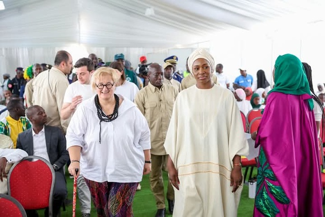 Édition 2025 de la Journée Internationale Zéro Déchets- La première dame, Marie Khone Faye, communie avec les enfants de Warang Édition 2025 de la Journée Internationale Zéro Déchets- La première dame, Marie Khone Faye, communie avec les enfants de Warang