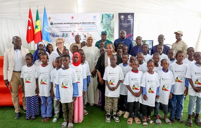 Édition 2025 de la Journée Internationale Zéro Déchets- La première dame, Marie Khone Faye, communie avec les enfants de Warang Édition 2025 de la Journée Internationale Zéro Déchets- La première dame, Marie Khone Faye, communie avec les enfants de Warang