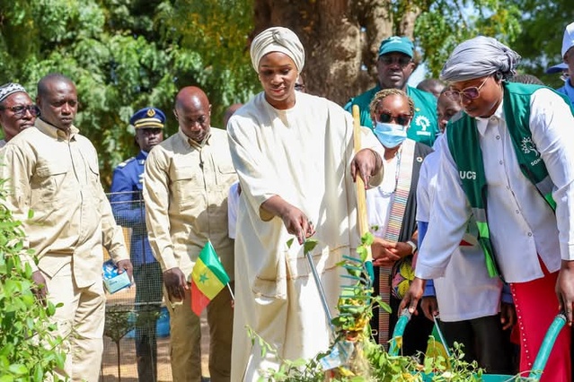 Édition 2025 de la Journée Internationale Zéro Déchets- La première dame, Marie Khone Faye,  communie avec les enfants de Warang 